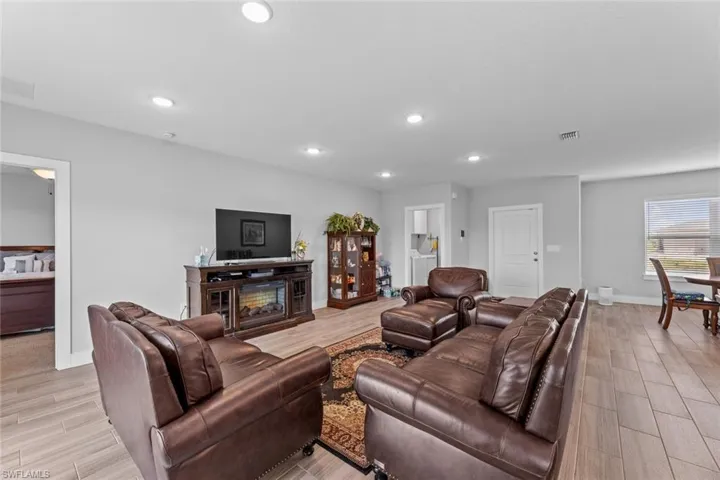 2436 Nw 4th St, Cape Coral Fl 33993