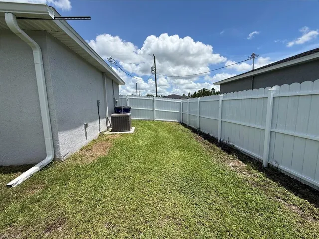 557 Oakshire Ln, Lehigh Acres, Florida 33972