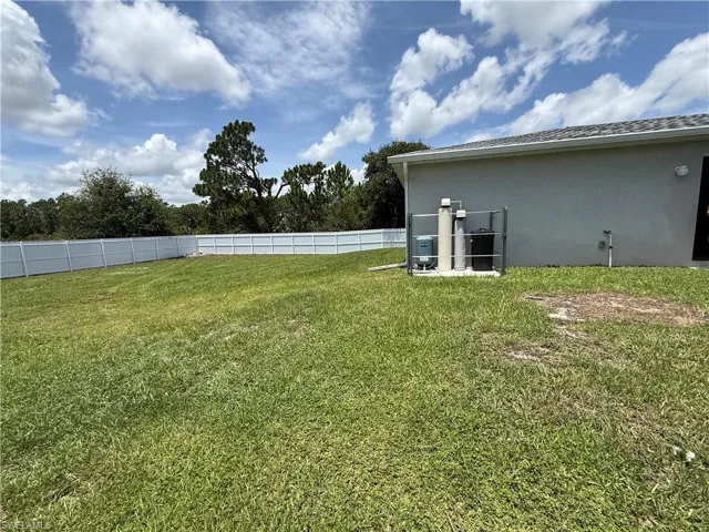 557 Oakshire Ln, Lehigh Acres, Florida 33972