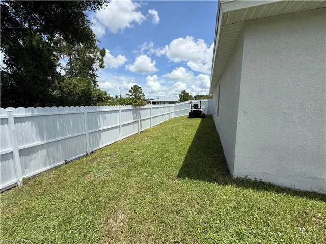 557 Oakshire Ln, Lehigh Acres, Florida 33972