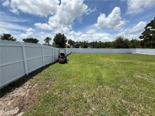 557 Oakshire Ln, Lehigh Acres, Florida 33972