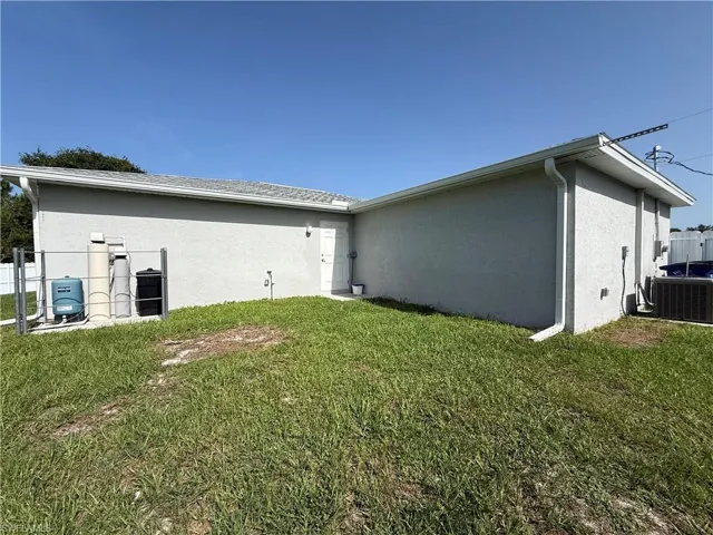 557 Oakshire Ln, Lehigh Acres, Florida 33972