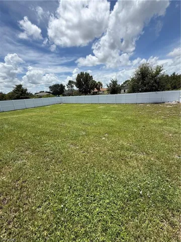 557 Oakshire Ln, Lehigh Acres, Florida 33972