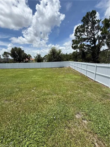 557 Oakshire Ln, Lehigh Acres, Florida 33972