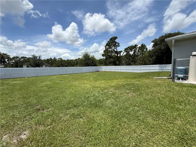 557 Oakshire Ln, Lehigh Acres, Florida 33972