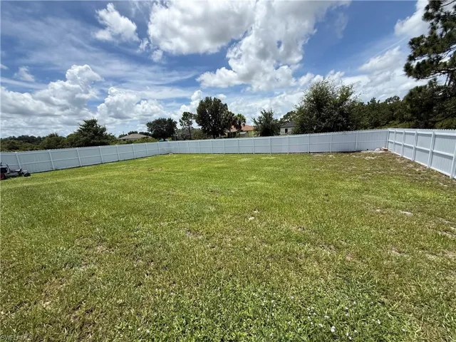 557 Oakshire Ln, Lehigh Acres, Florida 33972