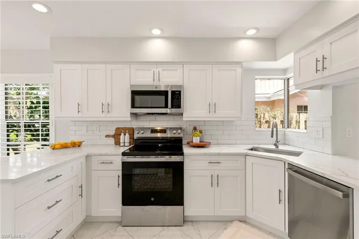 2524  Sailors  WAY, Naples, FL 34109