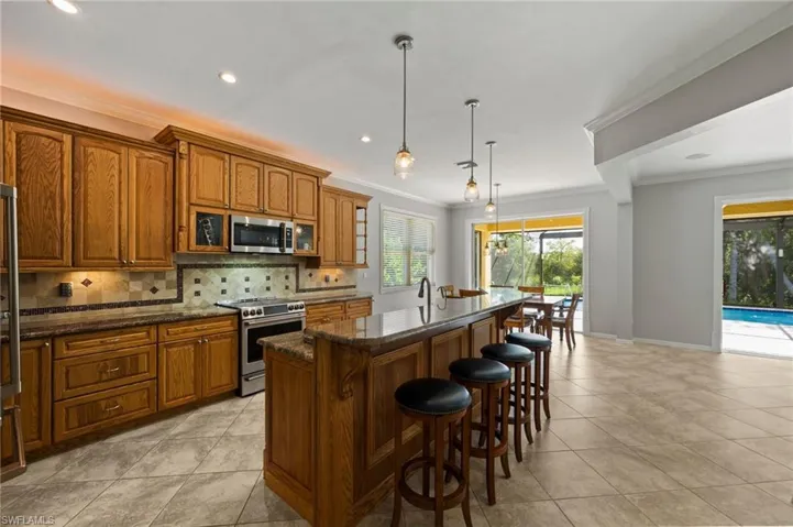 Spacious Granite Kitchen with Breakfast bar