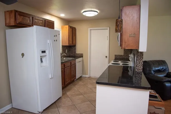 Unfurnished room featuring light wood-style floors and a ceiling fan