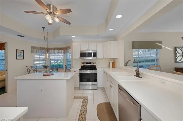 6085  Reserve  CIR, Naples, FL 34119