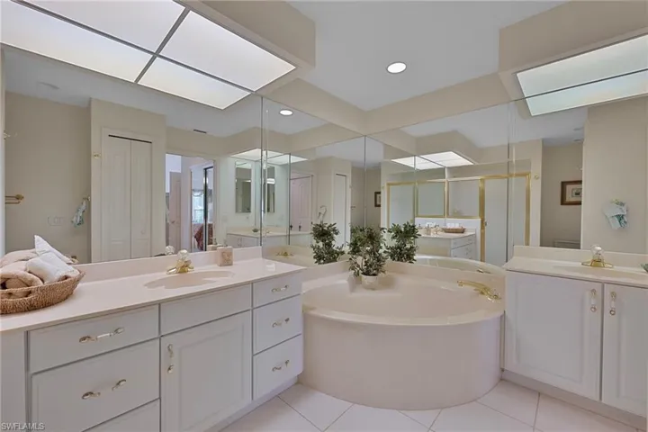 6085  Reserve  CIR, Naples, FL 34119