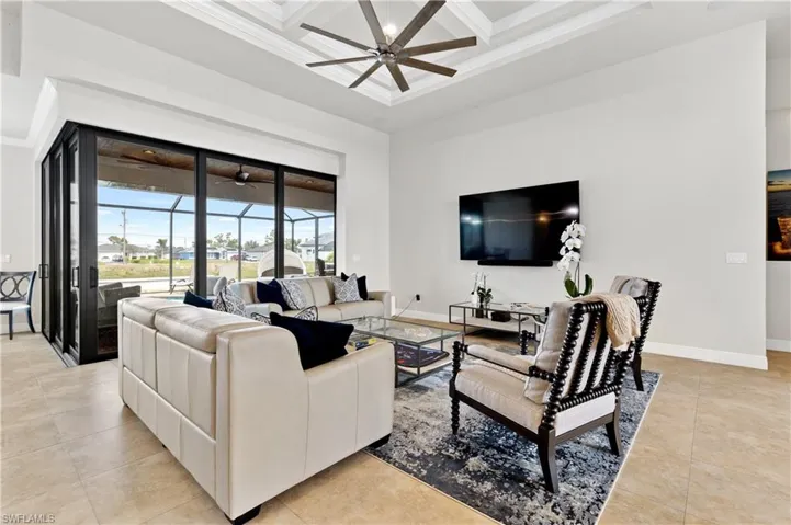 Livingroom overlooks lania and pool