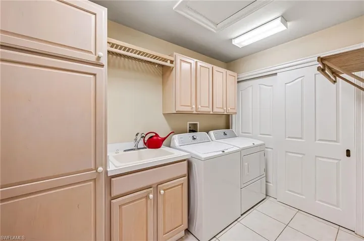 8144  Saratoga  DR, Naples, FL 34113