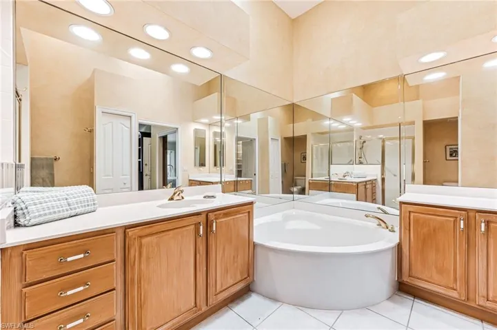 8144  Saratoga  DR, Naples, FL 34113
