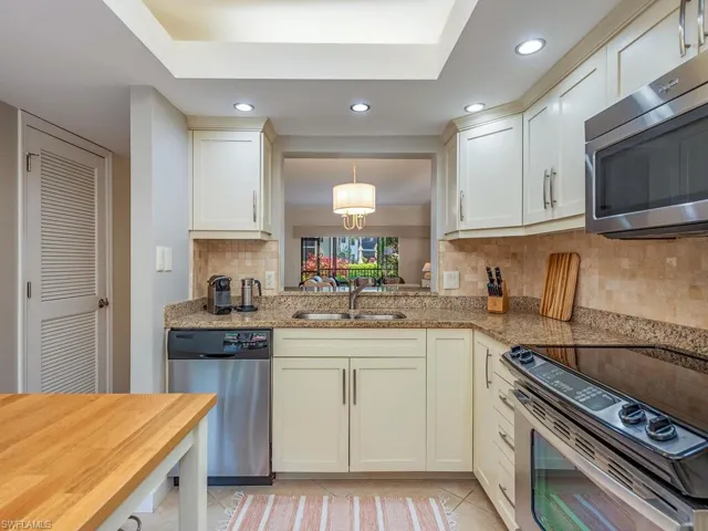 611  Serendipity  DR, Naples, FL 34108