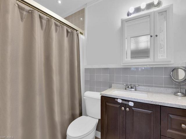 main bedroom bath (upstairs)