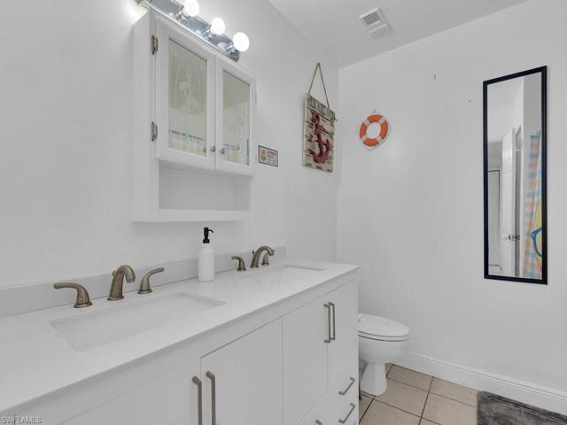 Guest bathroom (upstairs)