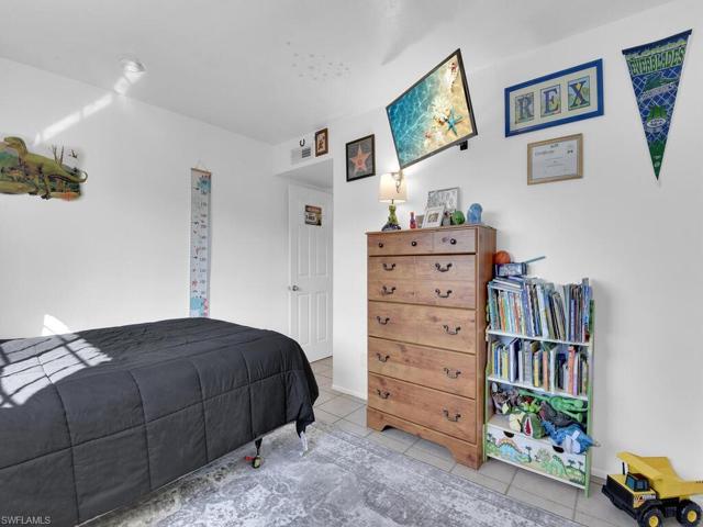 Guest bedroom 1 (upstairs)