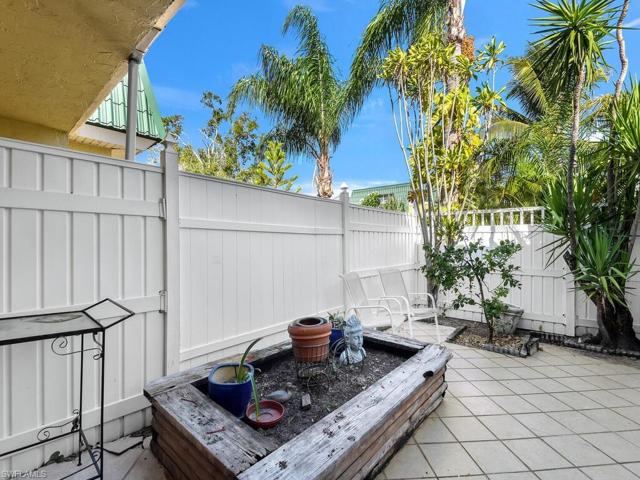 front entry yard (private)