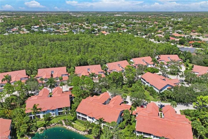 Aerial view of Hawksridge carriage homes.