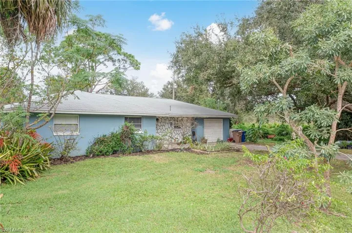 View of front of property featuring a front yard