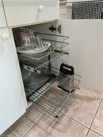 The lower cabinets have pull outs!