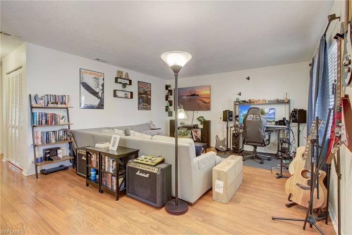 4621  Bayshore  DR, Naples, FL 34112