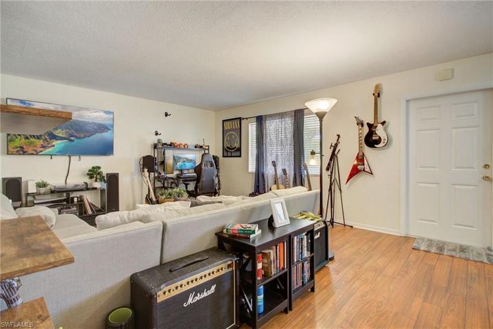 4621  Bayshore  DR, Naples, FL 34112