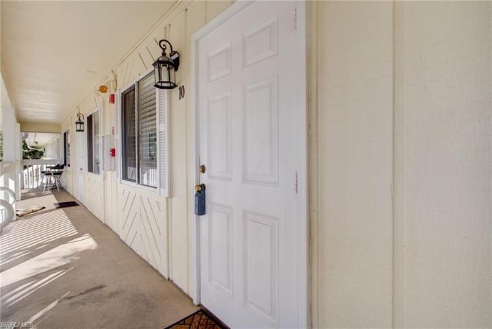 4621  Bayshore  DR, Naples, FL 34112