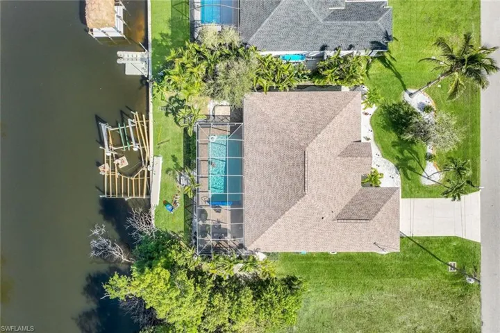 Birds eye view of property