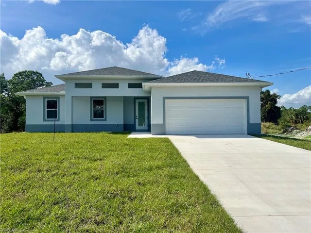 Front of home with a front lawn and a garage