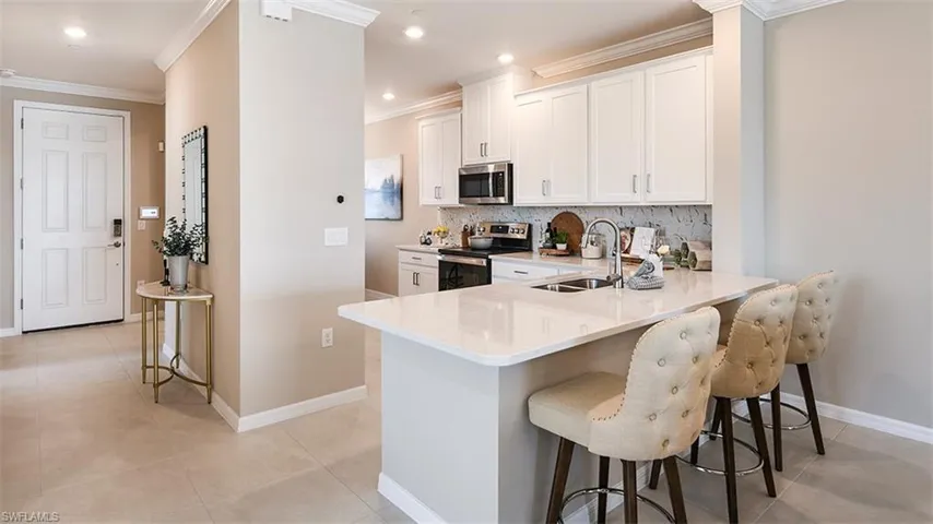 *Kitchen and a breakfast bar area