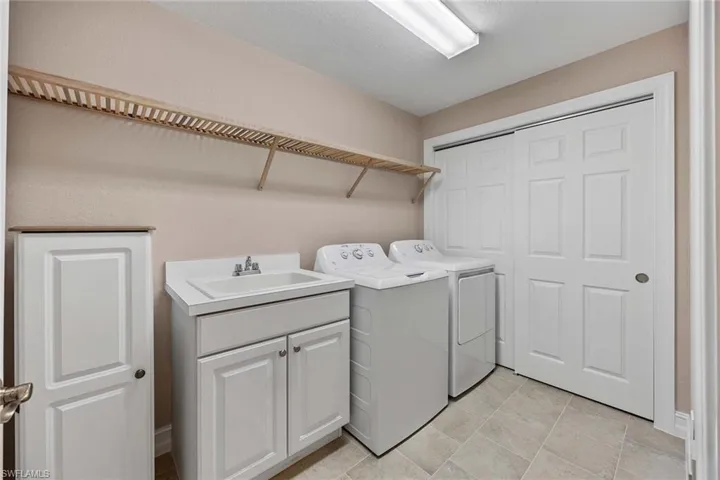 8157  Saratoga  DR, Naples, FL 34113