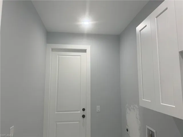 Laundryroom with hookup for an electric dryer and washer