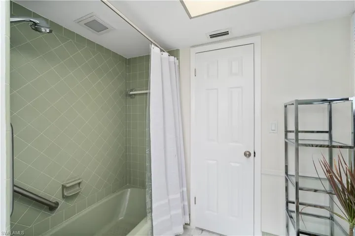 Full bath with shower / tub combo