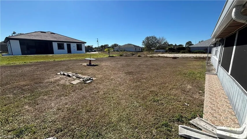 View of grassy yard