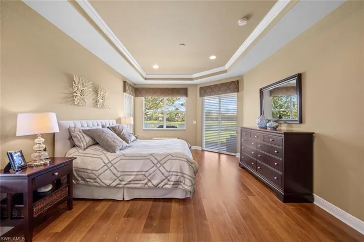 Master bedroom w/tray ceiling, lanai access