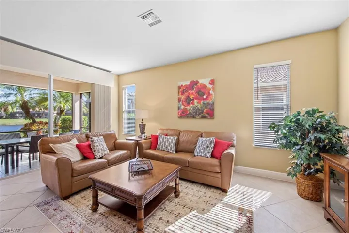 Family room w/lanai access