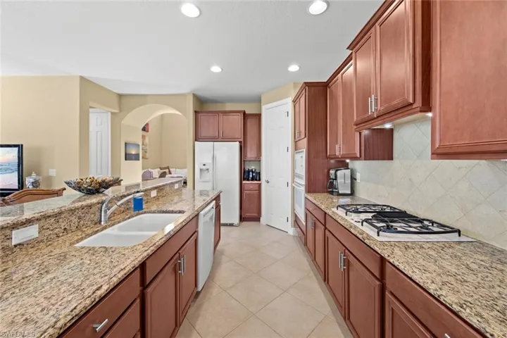 Kitchen w/Granite counter tops, tile backsplash