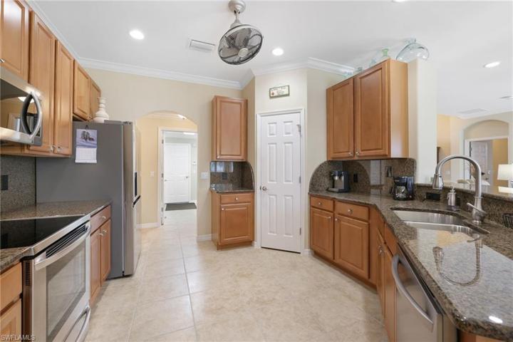 KITCHEN WITH STAINLESS STEEL APPLIANCES