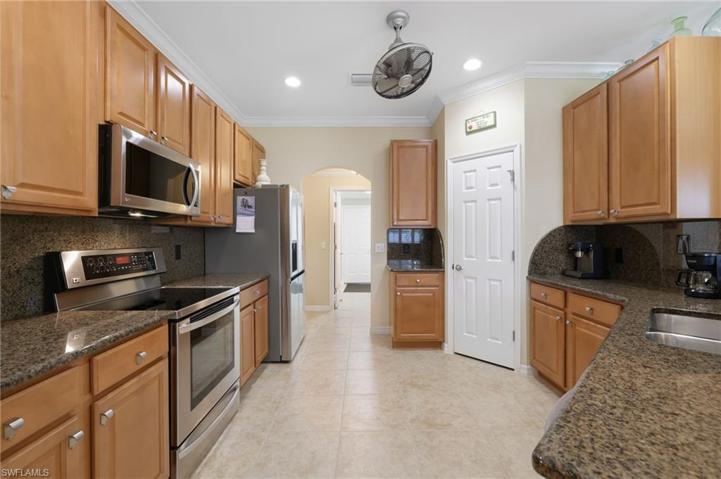 KITCHEN WITH 42" CABINETS