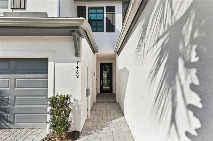 7469  Rockefeller  DR, Naples, FL 34119