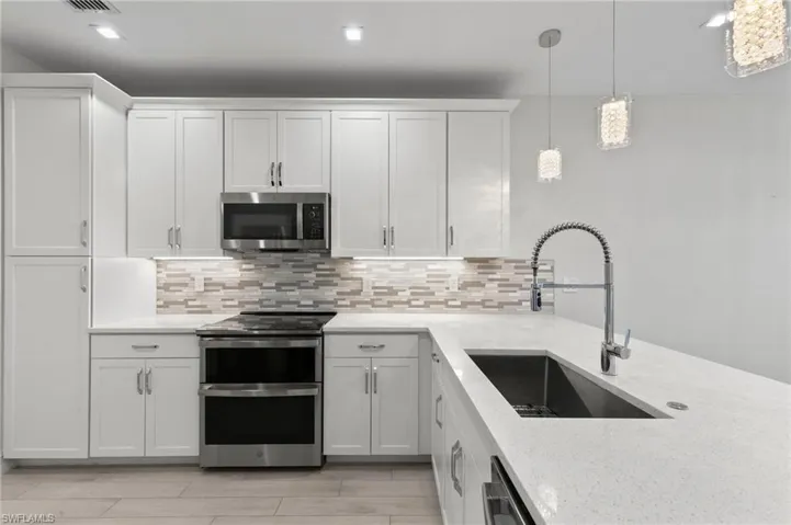 7469  Rockefeller  DR, Naples, FL 34119