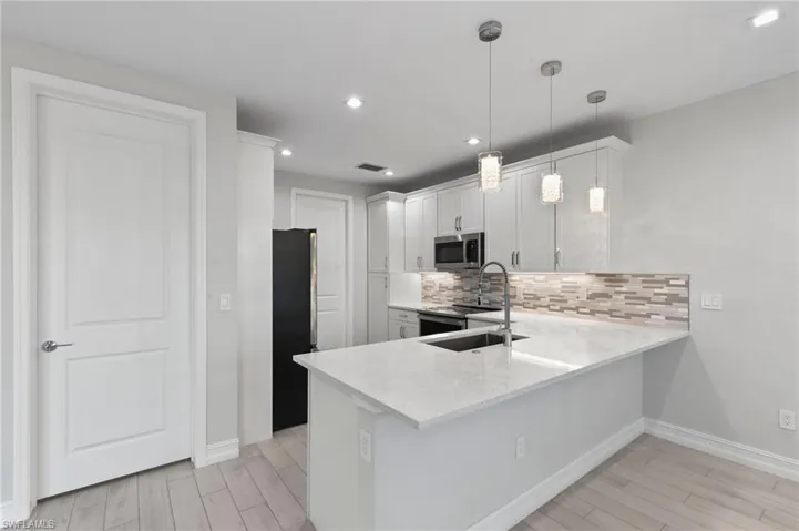 7469  Rockefeller  DR, Naples, FL 34119