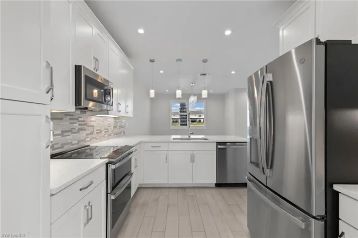 7469  Rockefeller  DR, Naples, FL 34119