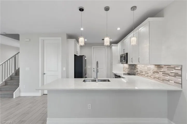 7469  Rockefeller  DR, Naples, FL 34119