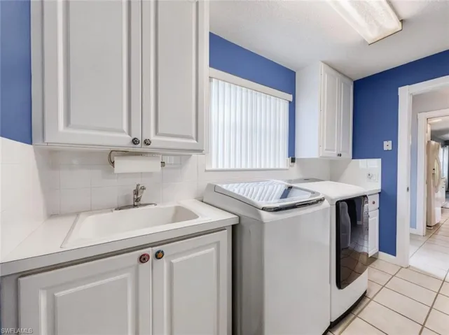 5712 Drummond Way Way, Naples, Florida 34119
