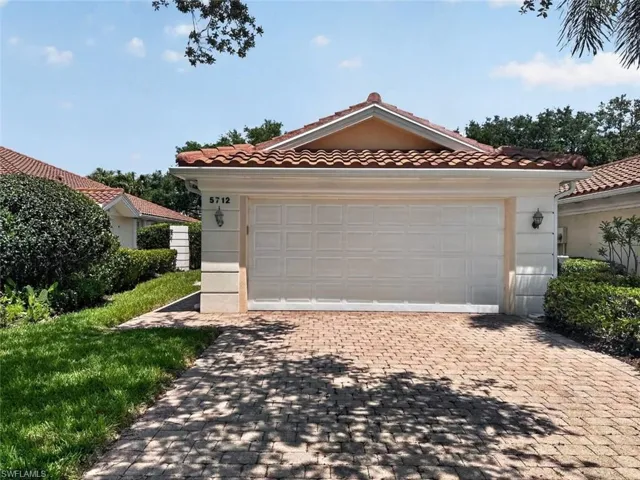 5712 Drummond Way Way, Naples, Florida 34119