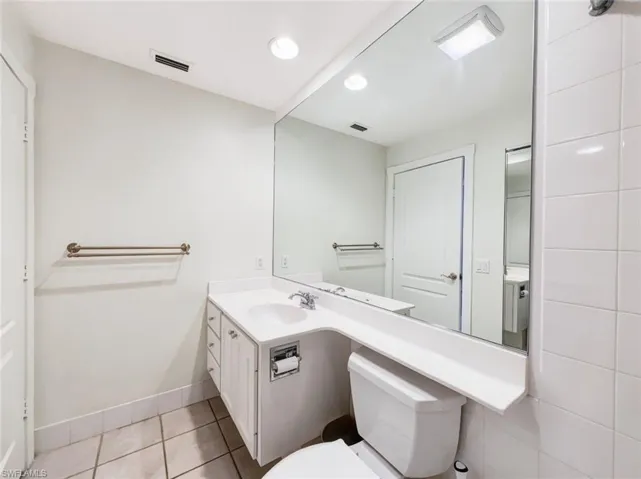 5712 Drummond Way Way, Naples, Florida 34119