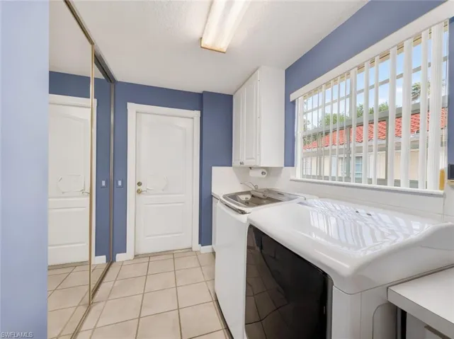 5712 Drummond Way Way, Naples, Florida 34119